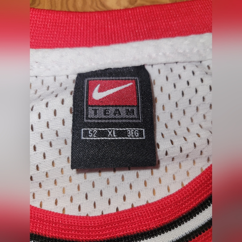 Nike Jordan Chicago Bulls White and Red Jersey - Picture 6 of 6